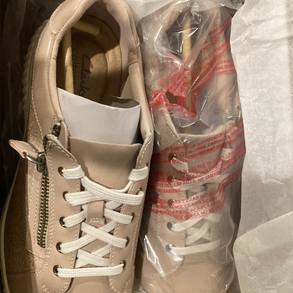 Clarks Light Pink Floral Sneakers women’s size 8W - Picture 2 of 3